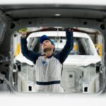 Ensamble de vehículos en planta de Volkswagen en Puebla