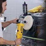Empleados de Ford trabajan en prototipo de pickup eléctrica.
