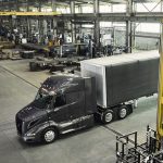 Inicia producción del nuevo Volvo VNR en Virginia.