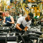 Producción de pickups en planta de GM.