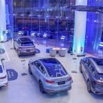 Sala de exhibición de autos Geely.